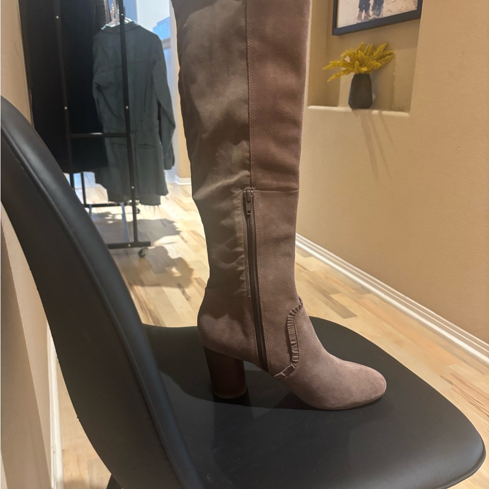 Suede grey/brown boots